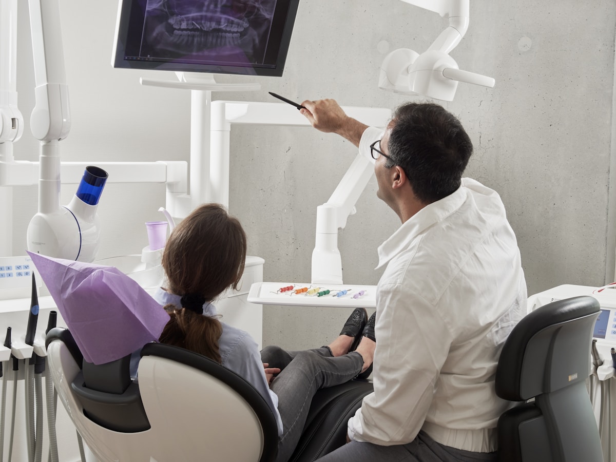 Dentista conversando com paciente em uma sala da UnoVitta
